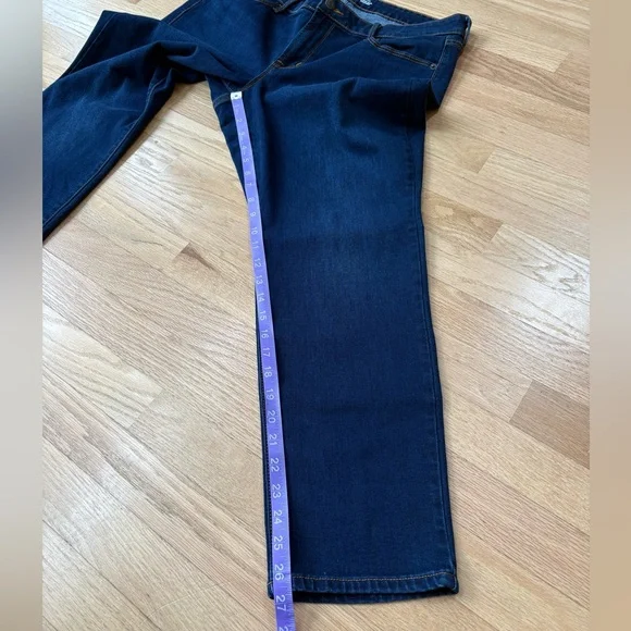 Old Navy Mid-Rise Power Slim Straight Leg Jeans Size 14 Short - Picture 9 of 9